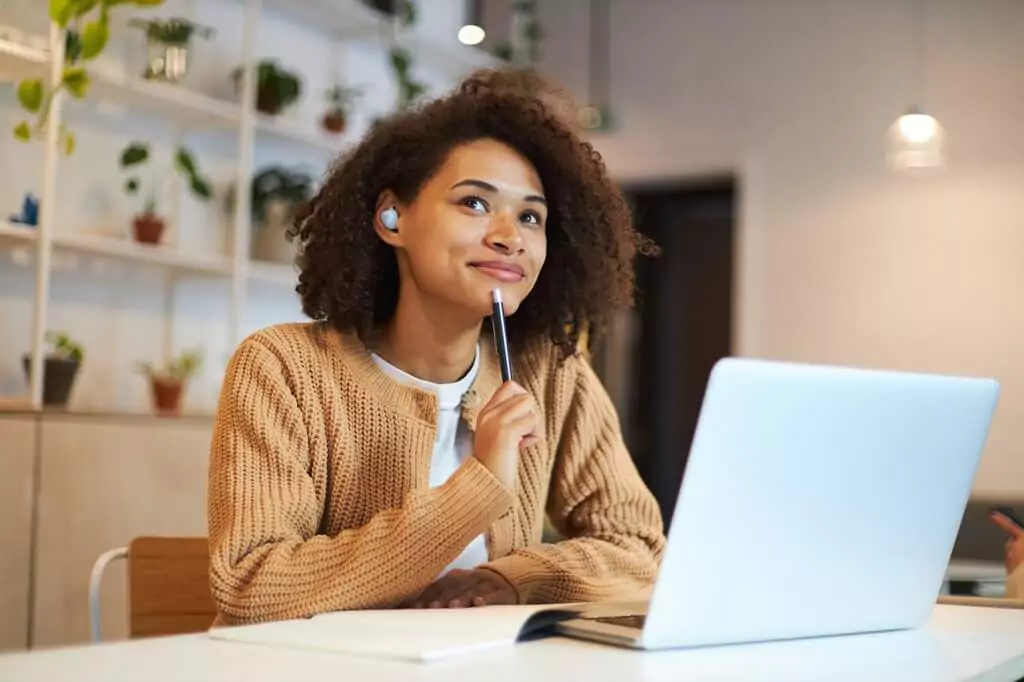 moça pensando diante de computador