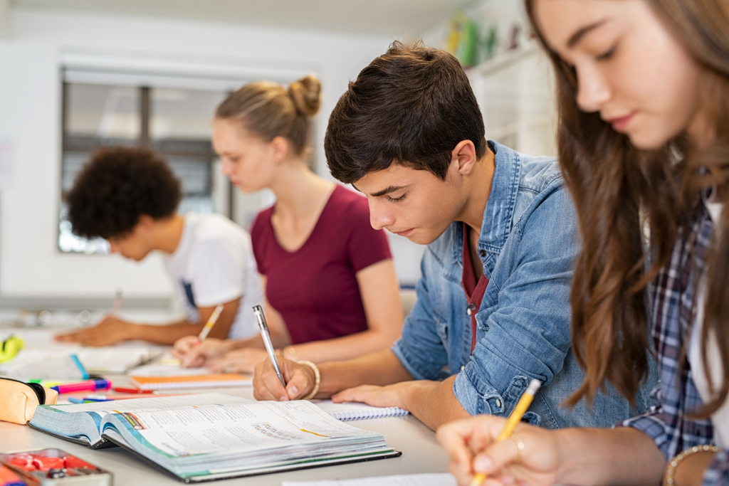 Jovens estudando em sala de aula para o Enem.