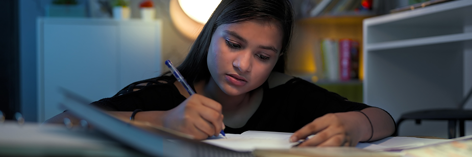 Jovem estudando em casa.