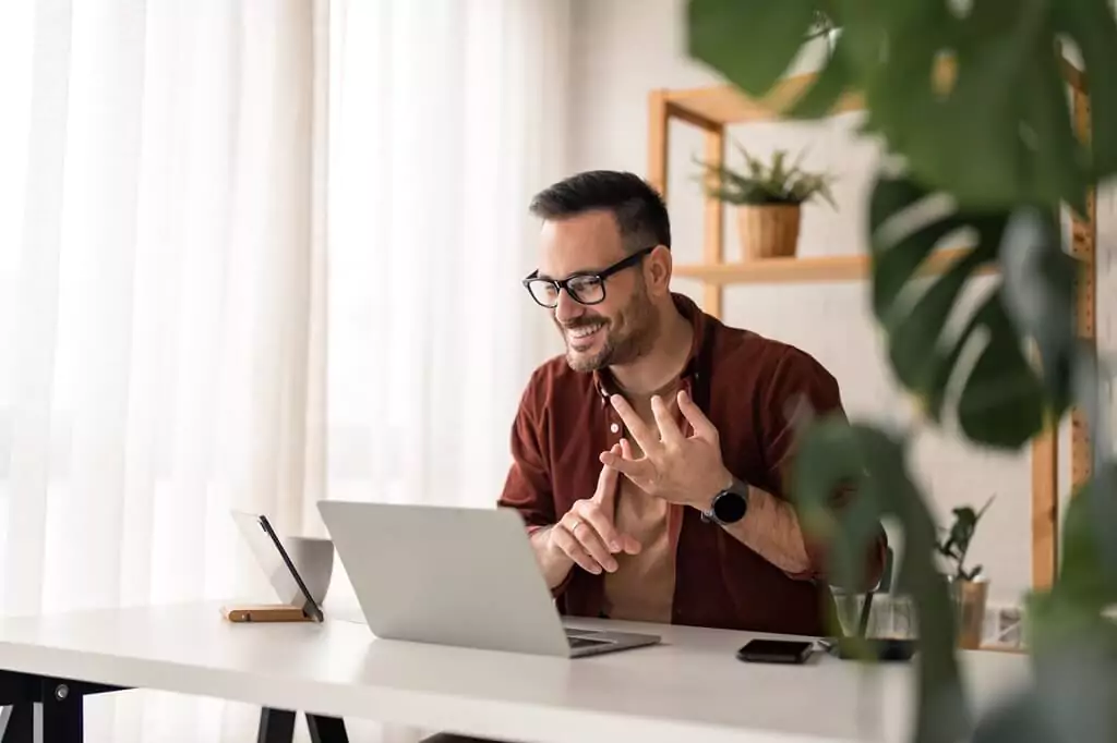homem conversando com alguém pelo computador