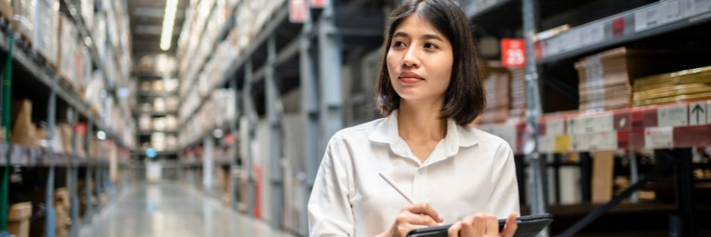 moça analisando estoque