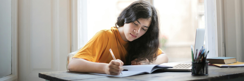 Jovem menina treinando a Redação Enem