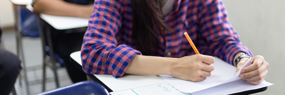 Jovem fazendo vestibular. Teoria de Resposta ao Item.