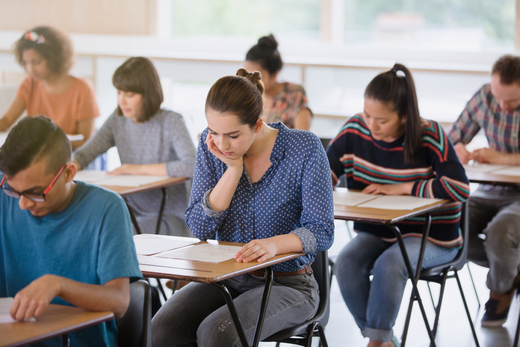 Estudantes fazendo prova em sala. Teoria de Resposta ao Item.