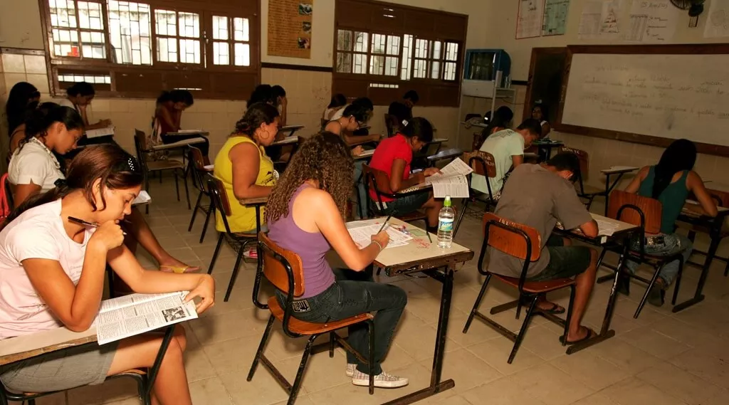estudantes fazendo enem