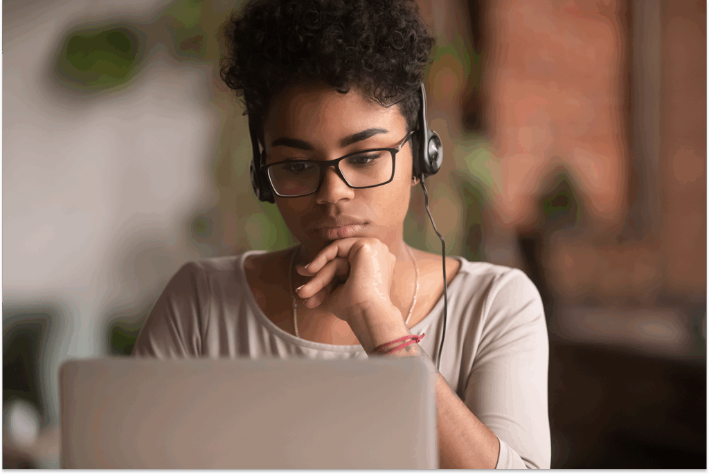 Mulher trabalhando no computador. mercado de trabalho letras português inglês.