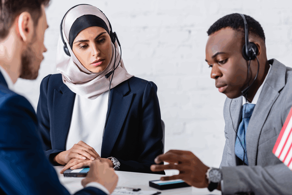 Intérprete trabalhando em evento. Mercado de trabalho letras português inglês.