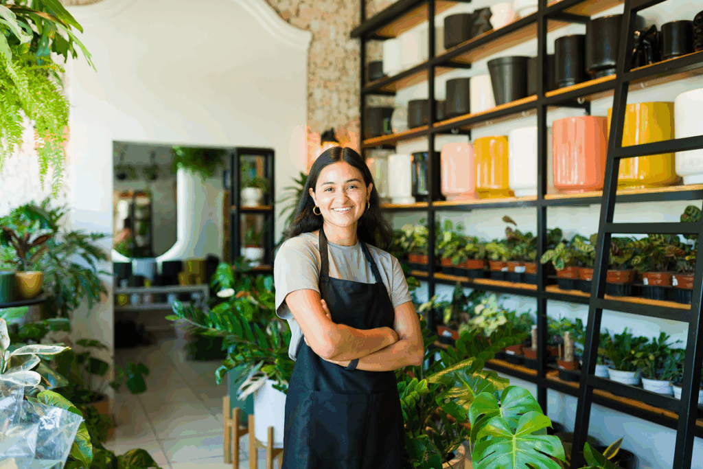 Mulher trabalhando em floricultura. Escala 6x1 como funciona​.