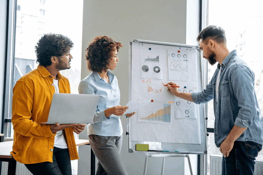 Homem escrevendo em um quadro branco no trabalho. Benefícios de desenvolver novas habilidades.