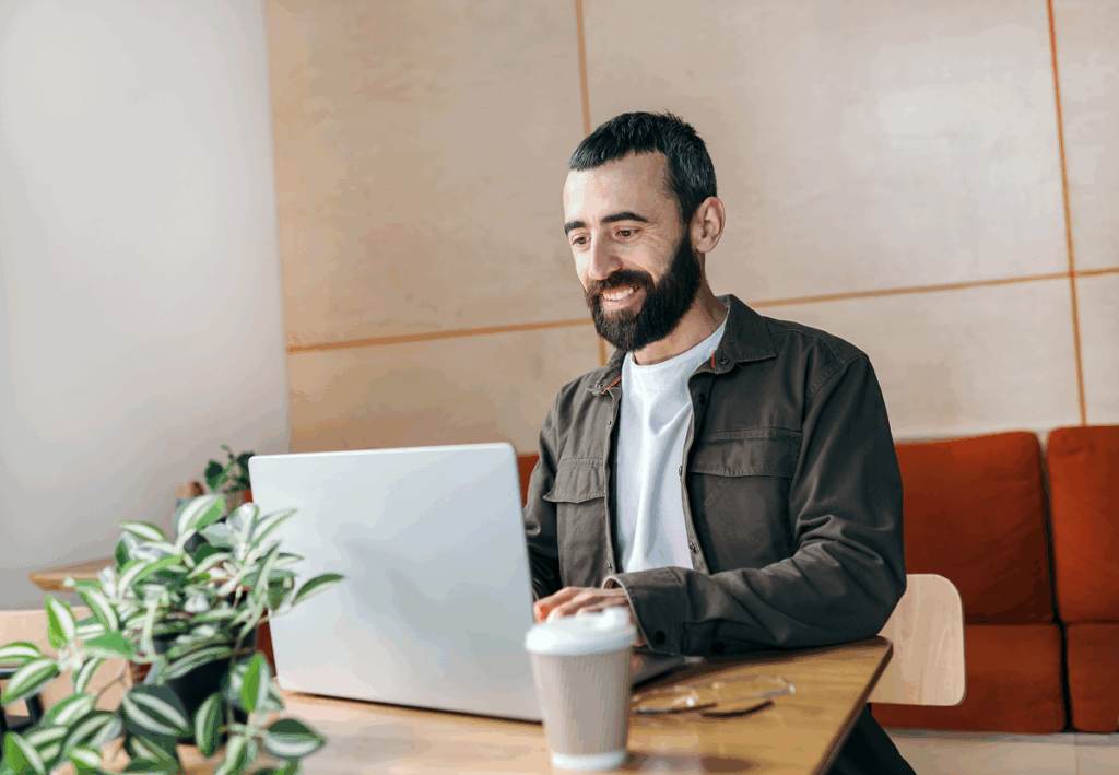 Homem procurando emprego no computador.