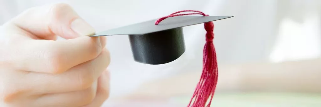 moça segurando mini capelo